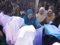 TP PKK Dorong Pemerataan Pendidikan, Melinda Aksa Dampingi Wali Kota Salurkan Seragam Sekolah Gratis