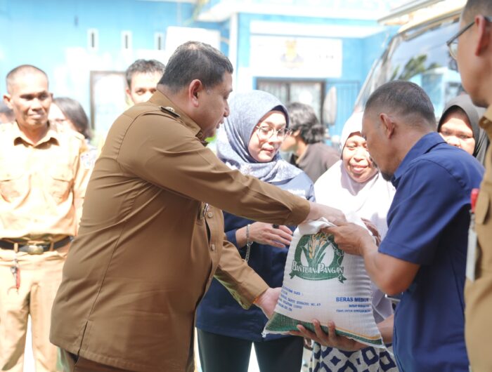 Pemkot Makassar Salurkan 800 Ton Beras Bantuan untuk 40 Ribu Warga