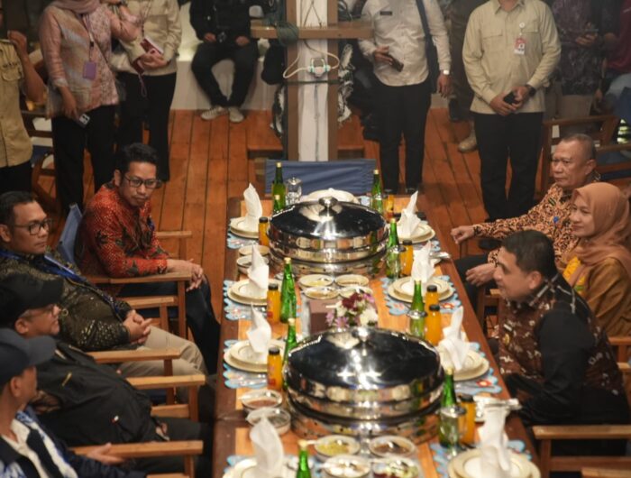 Munafri dan Aliyah Bahas Masa Depan Pendidikan Bersama Mendikdasmen di Atas Kapal Pinisi