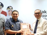 Kejari Serahkan 49 Kendaraan Dinas Tak Bertuan ke Pemkot Makassar