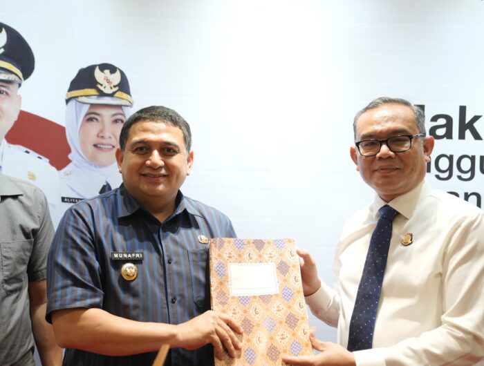 Kejari Serahkan 49 Kendaraan Dinas Tak Bertuan ke Pemkot Makassar