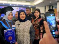 Aliyah Mustika Ilham Hadiri Wisuda ASMI Makassar, Tekankan Etika dan Karakter Lulusan
