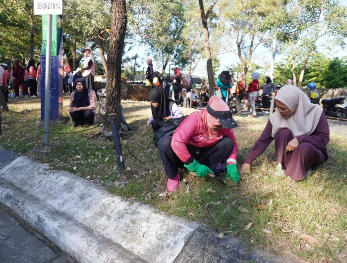 Ketua TP PKK Makassar Tanam Bougenville dan Biopori di Anjungan Losari