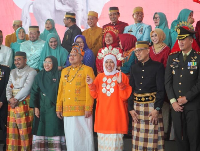 Wali Kota Munafri Pimpin Penurunan Bendera, Tampil dengan Pakaian Adat Toraja